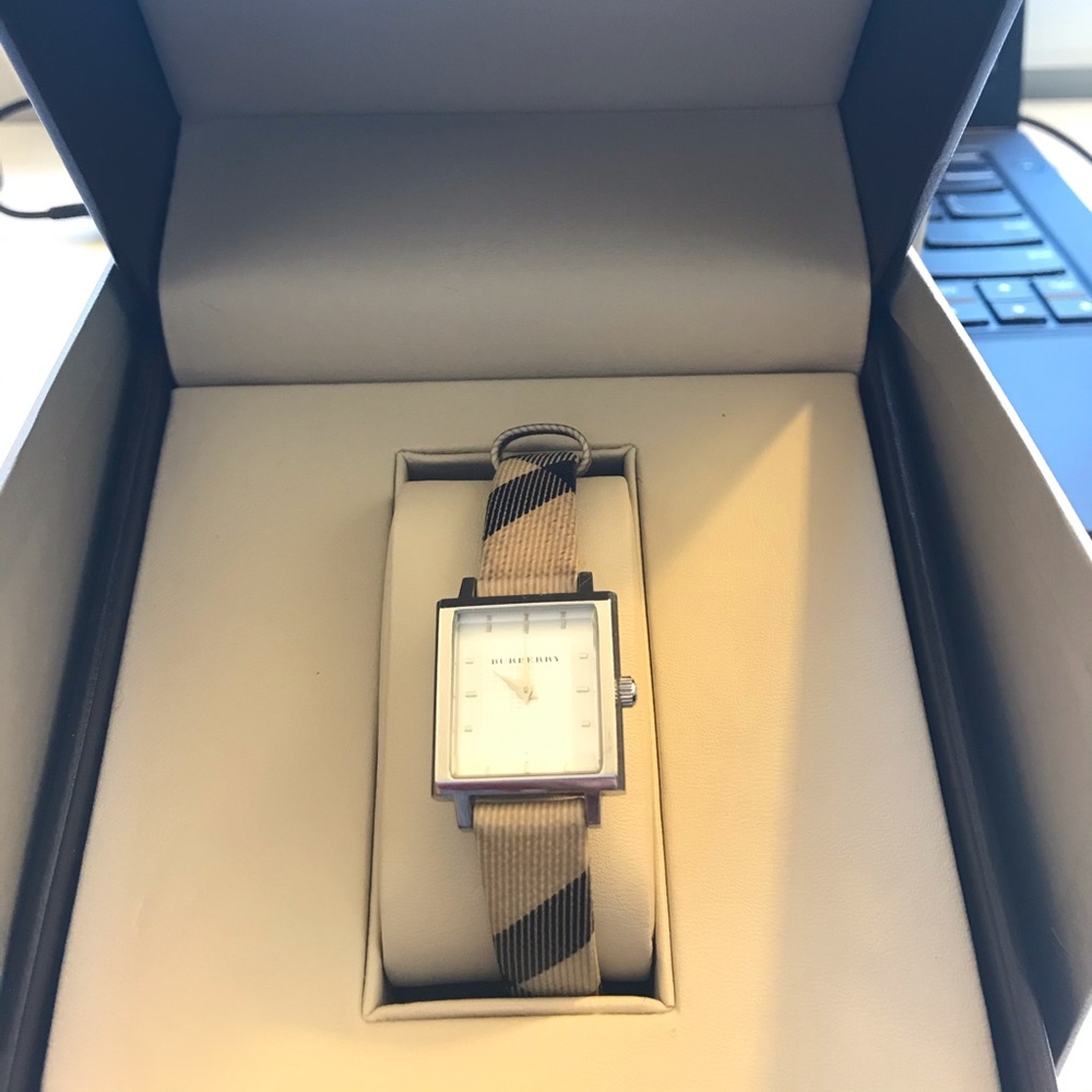 Authentic Burberry women’s Bu2016 watch